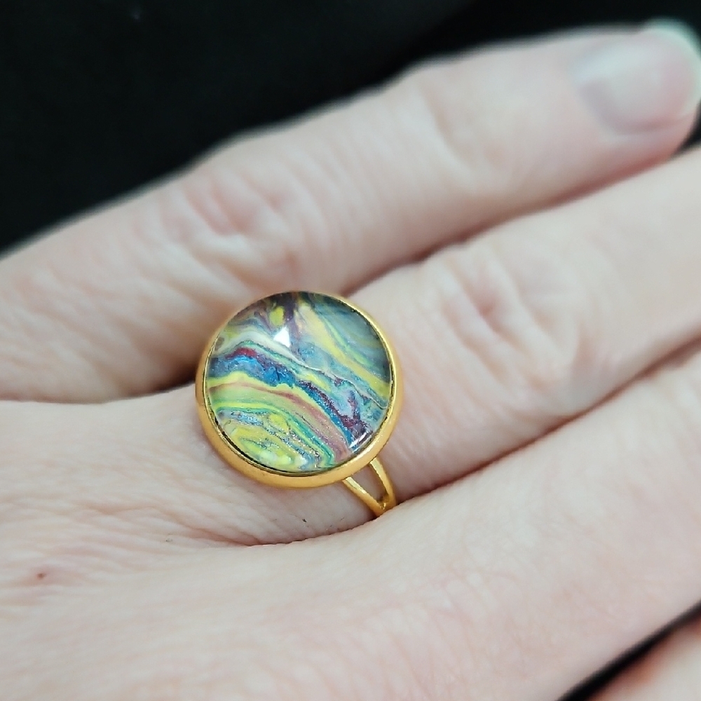Elegant Gold-Tone Multicolor Ring